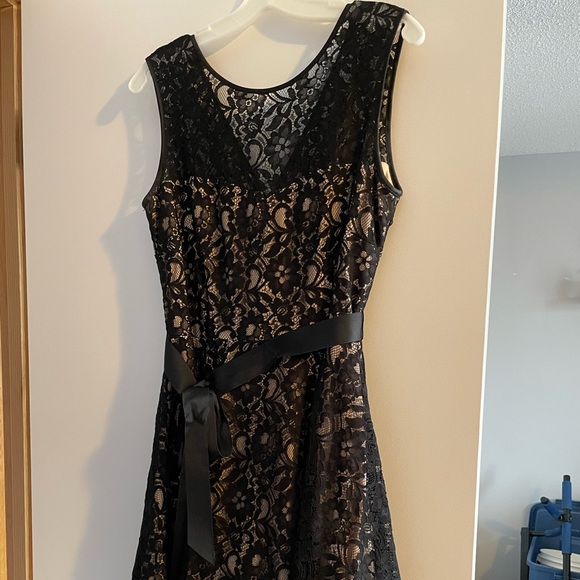 THE LITTLE BLACK DRESS! Betsy Adam - Picture 2 of 4